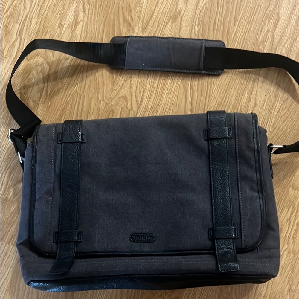 Targus Black Messenger Bag with Padded Strap and Minimalist Design